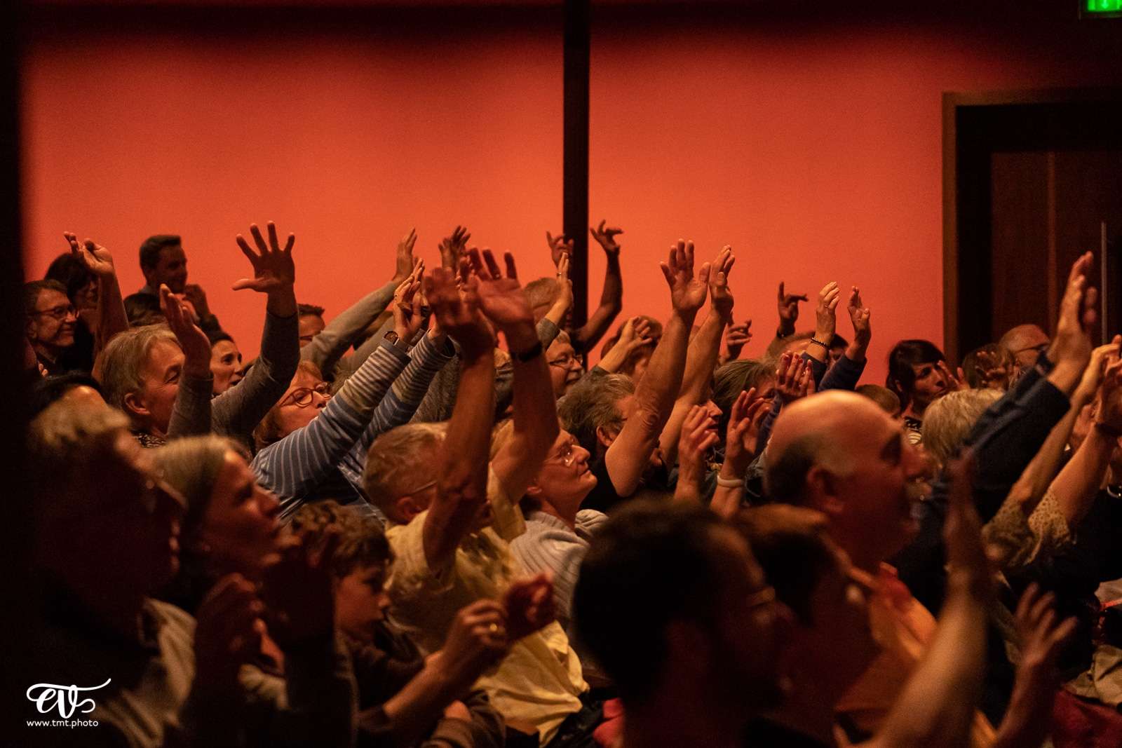 Foule de mains levées dans le Théâtre de Haguenau pour L'Humour des Notes