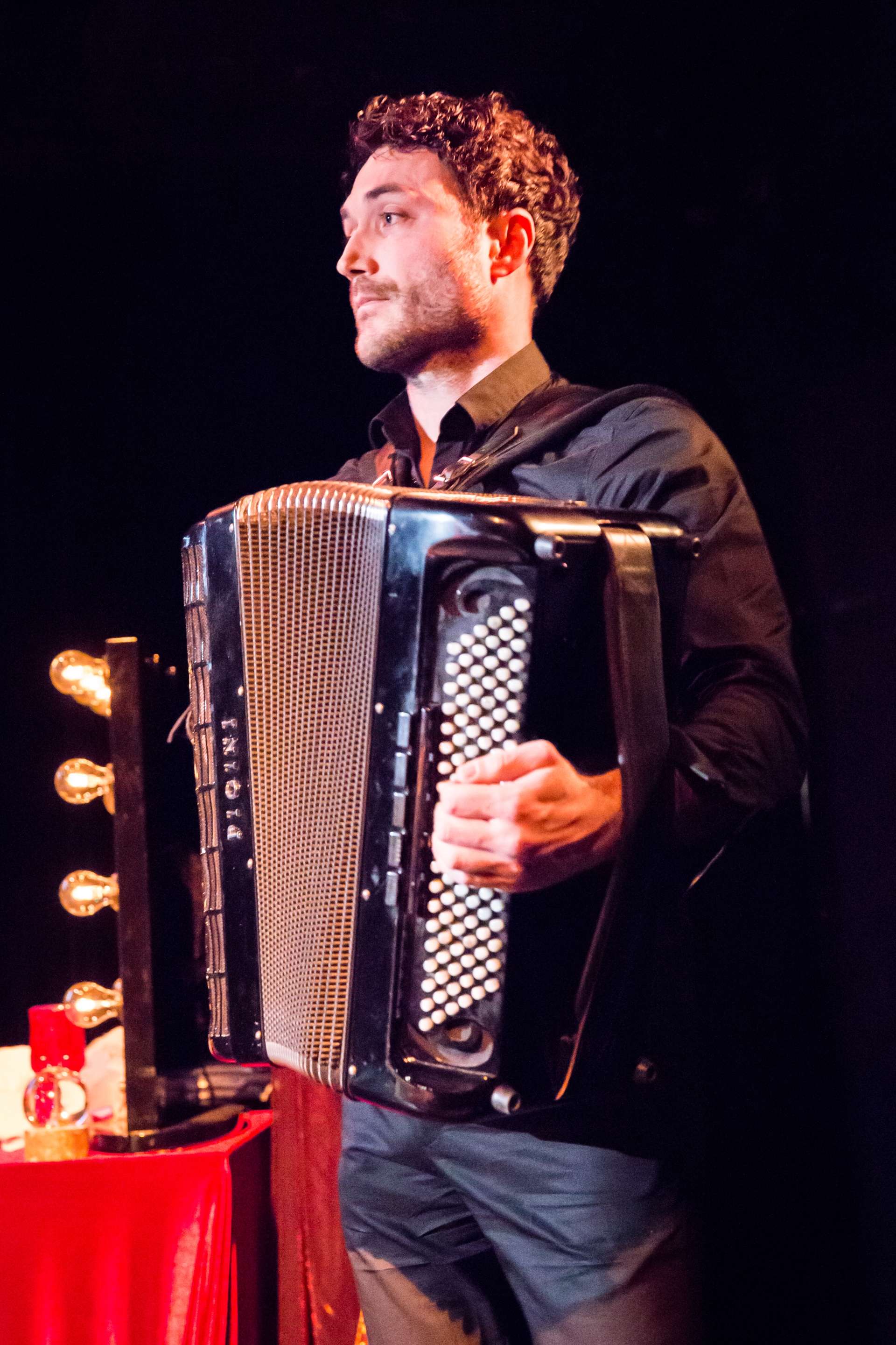 Un homme jouant de l'accordéon.