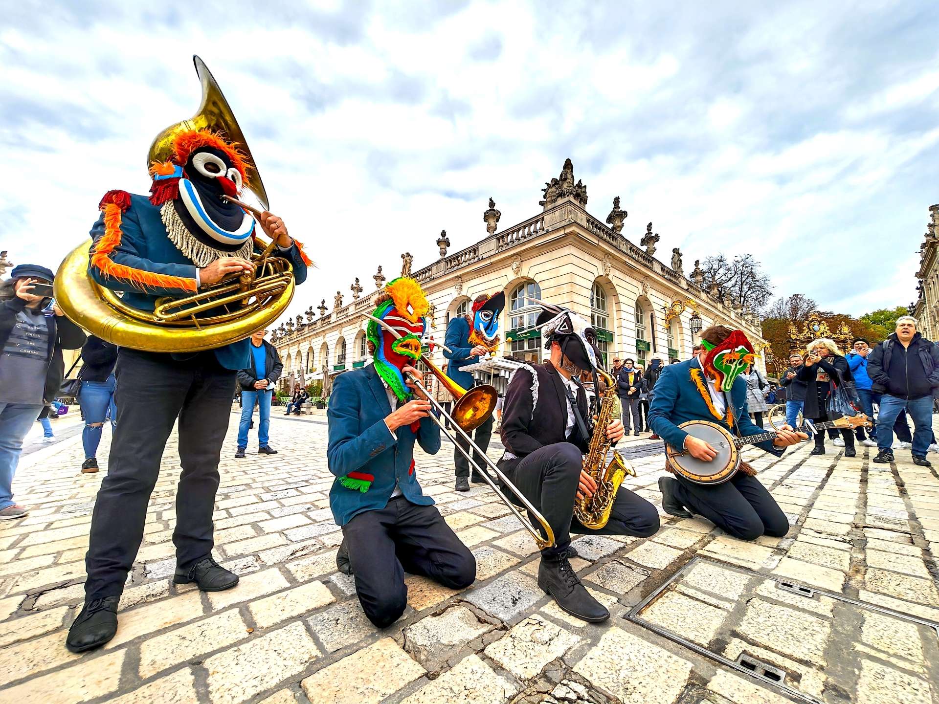 Un groupe de musiciens sont présents avec leurs instruments loufoques.