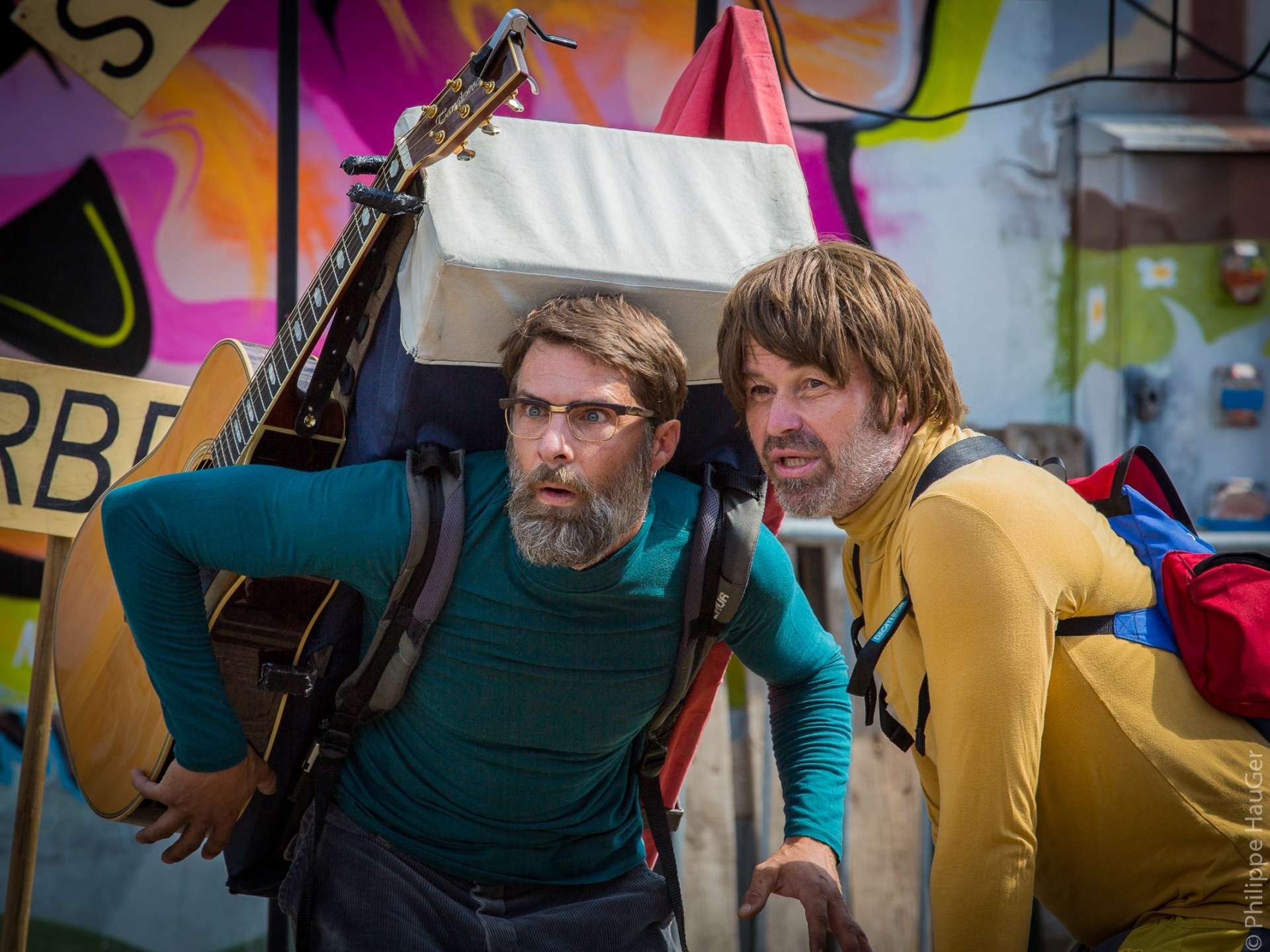Deux hommes tiennent une guitare