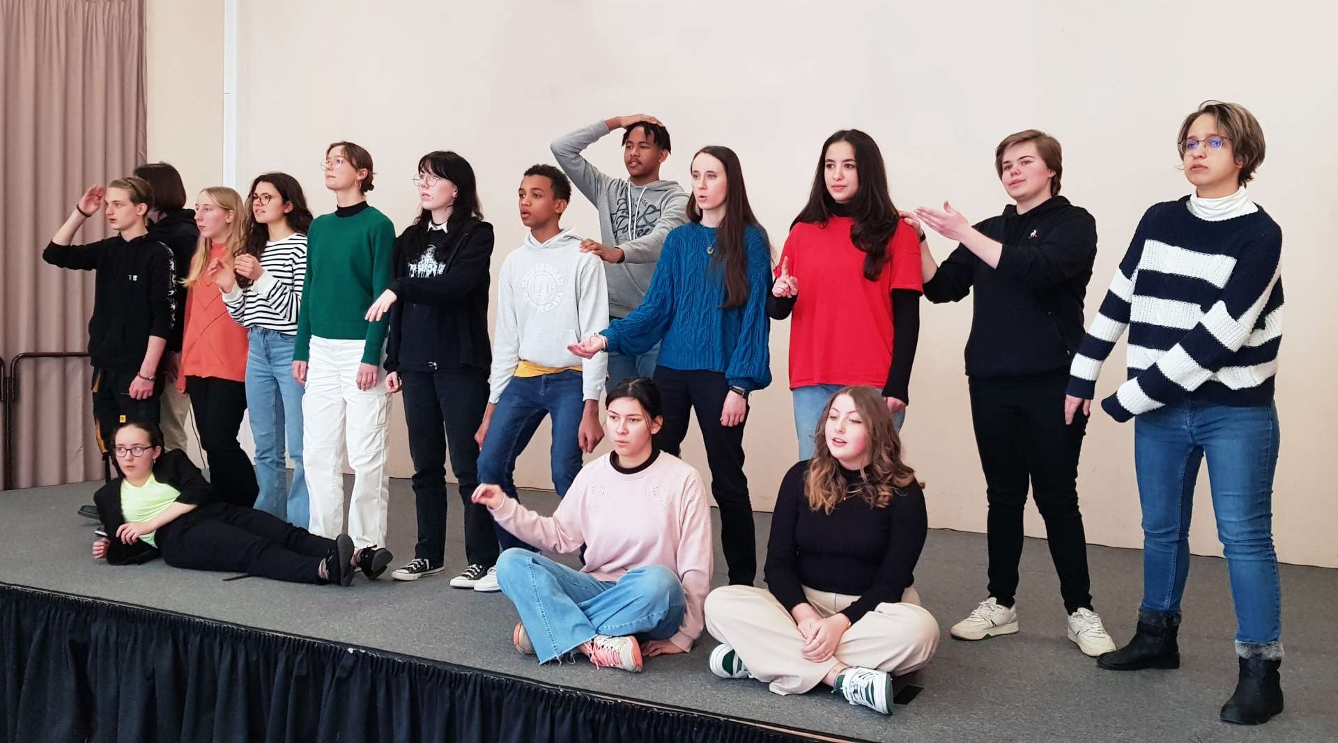 La classe de théâtre est sur scène entrain de jouer leur pièce.