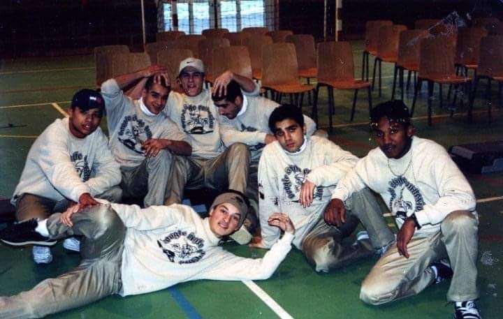 Le groupe de Hip hop prend la pose dans un style des années 2000.