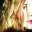 On voit le visage d'une femme blonde dans la lumière.